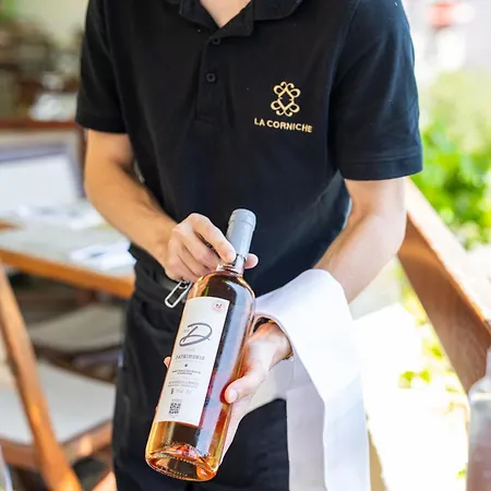 De La Corniche Hotel