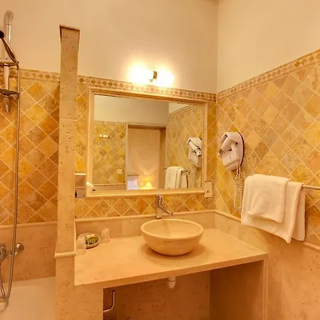 De La Corniche Hotel 3*