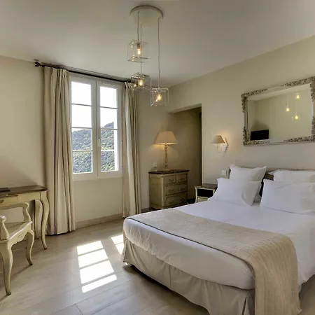 De La Corniche Hotel 3*